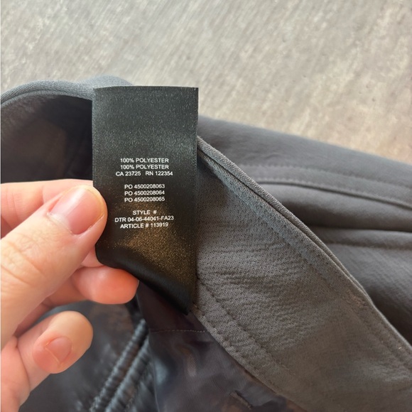 Aritzia Wilfred Project Cargo Pant in a high-rise style and Coal Grey color - Picture 4 of 5